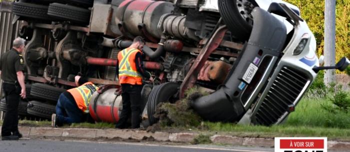 Accident - Un camion semi-remorque se renverse dans une sortie de l’autoroute 73